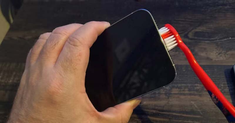 マイクの通気口を掃除する